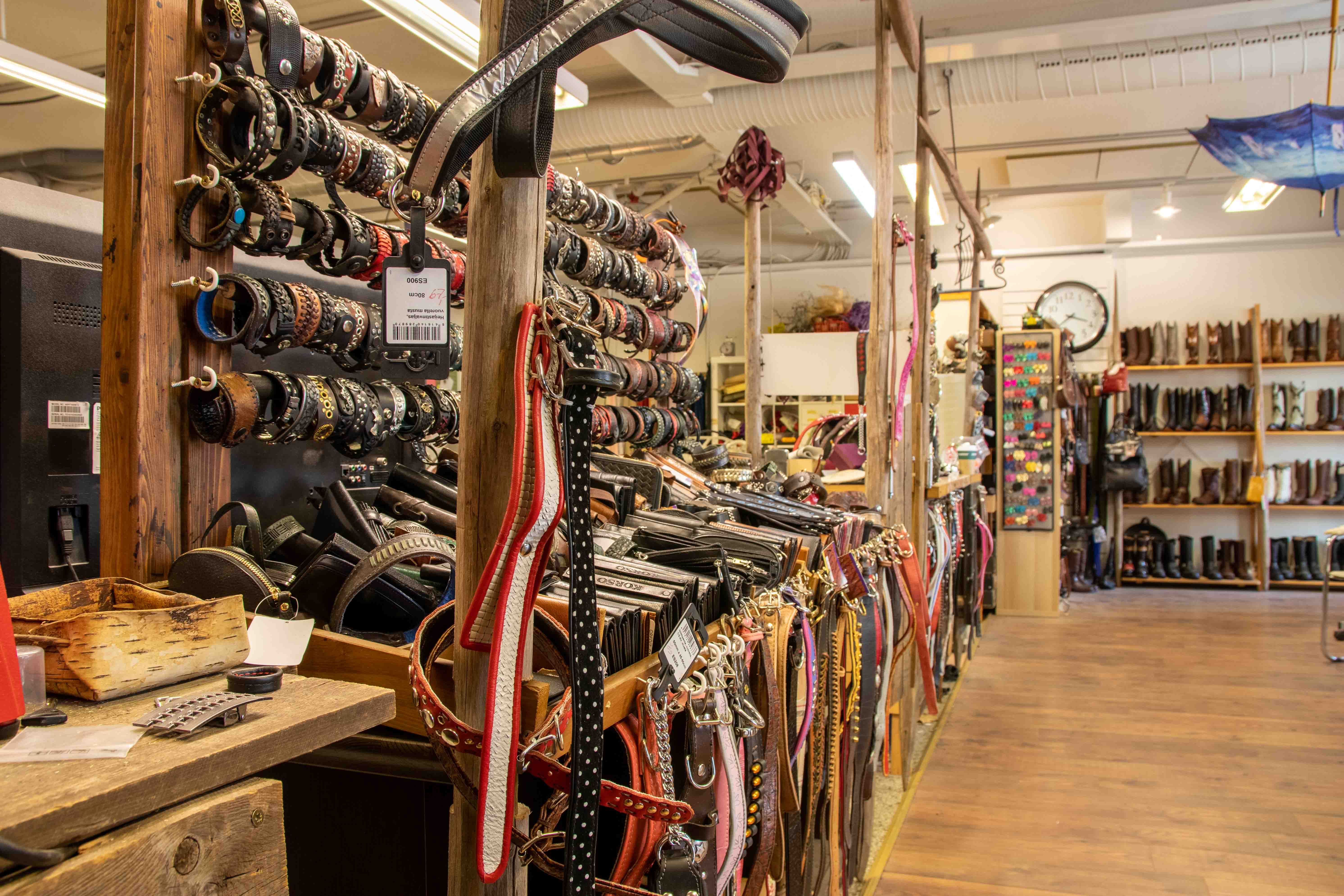 Ismon käsintehdyt nahkarannekkeet, erilaisia tyylejä ja värejä